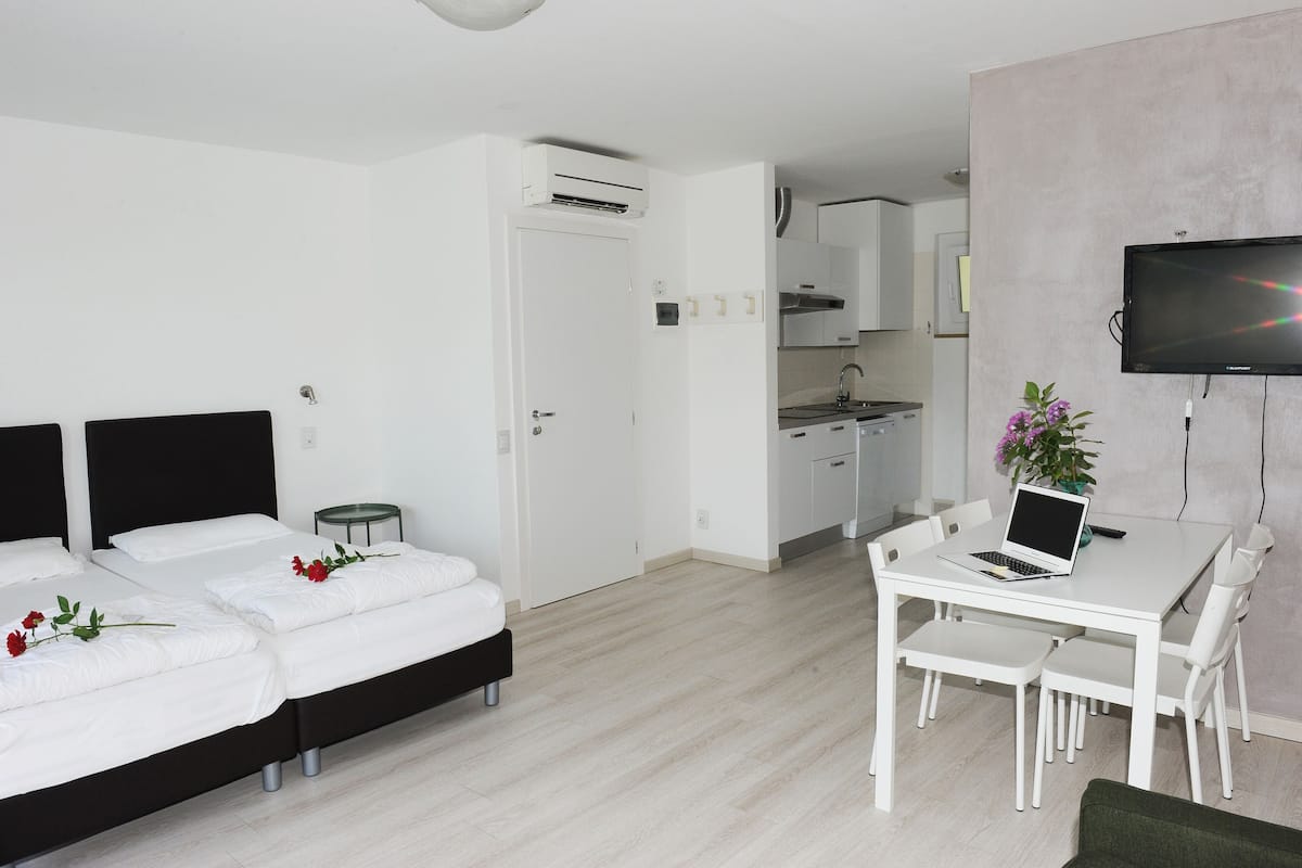Studio | Dapur pribadi | Lemari es besar, microwave, kompor, dan mesin pencuci piring