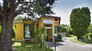 Un edificio amarillo con un letrero que dice 'Residence Parco Lago di Garda'.