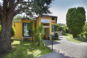 Un edificio amarillo con un letrero que dice 'Residence Parco Lago di Garda'.