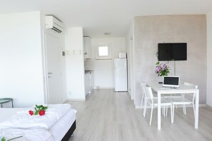 Studio | Living room | 32-inch LCD TV with satellite channels, TV, table tennis - Residence Parco Lago Di Garda (Malcesine)