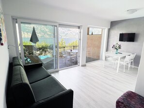 Leilighet | Oppholdsområde | En 32-tommers LCD-TV med Parabol-TV samt TV og bordtennis