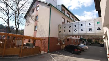 A hotel entrance with a sign reading "HOTEL MACOCHA".