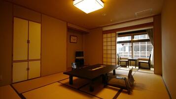 Minibar, in-room safe, free WiFi