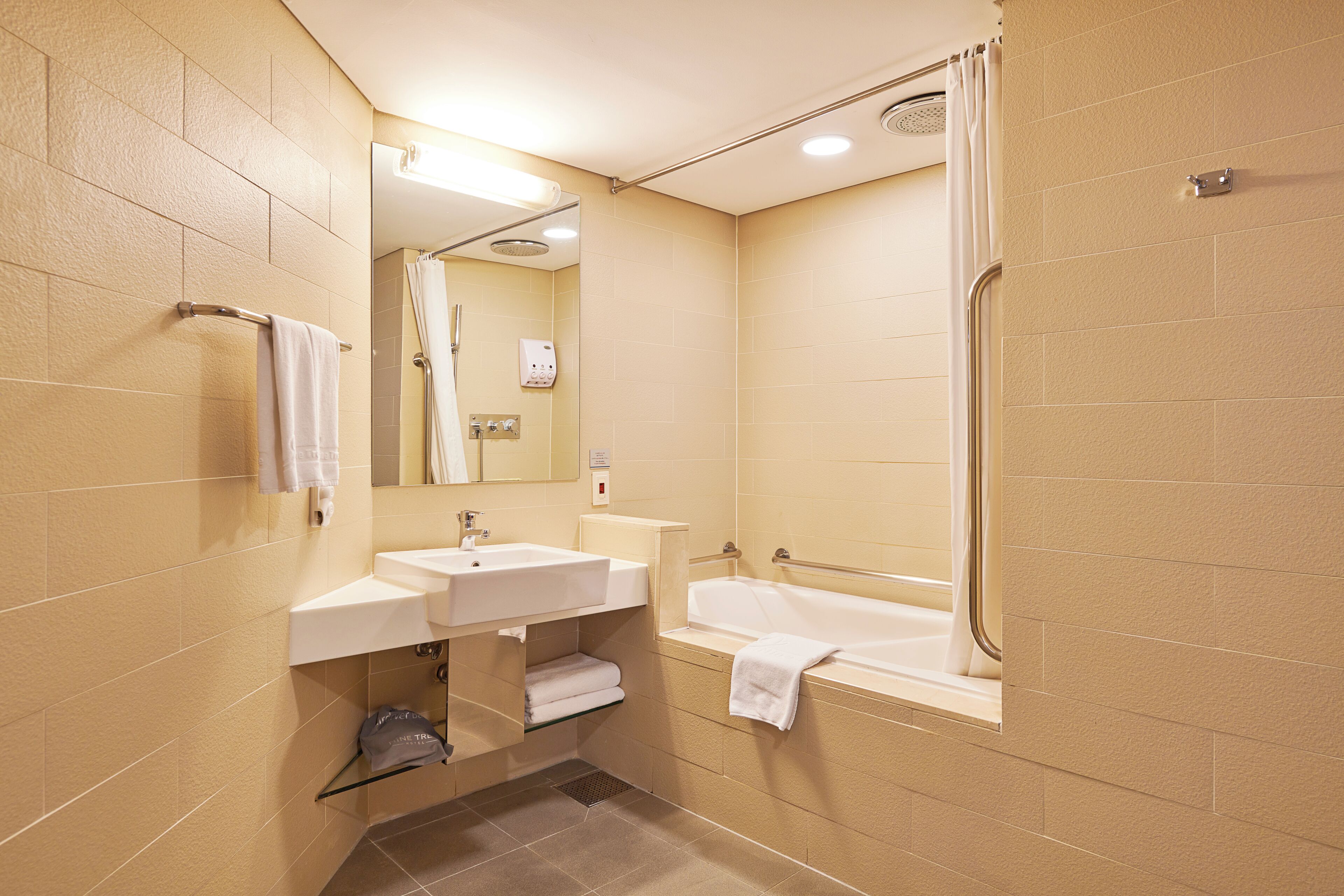 deluxe twin room, accessible (2 single beds) | bathroom | free toiletries, hair dryer, bathrobes, slippers