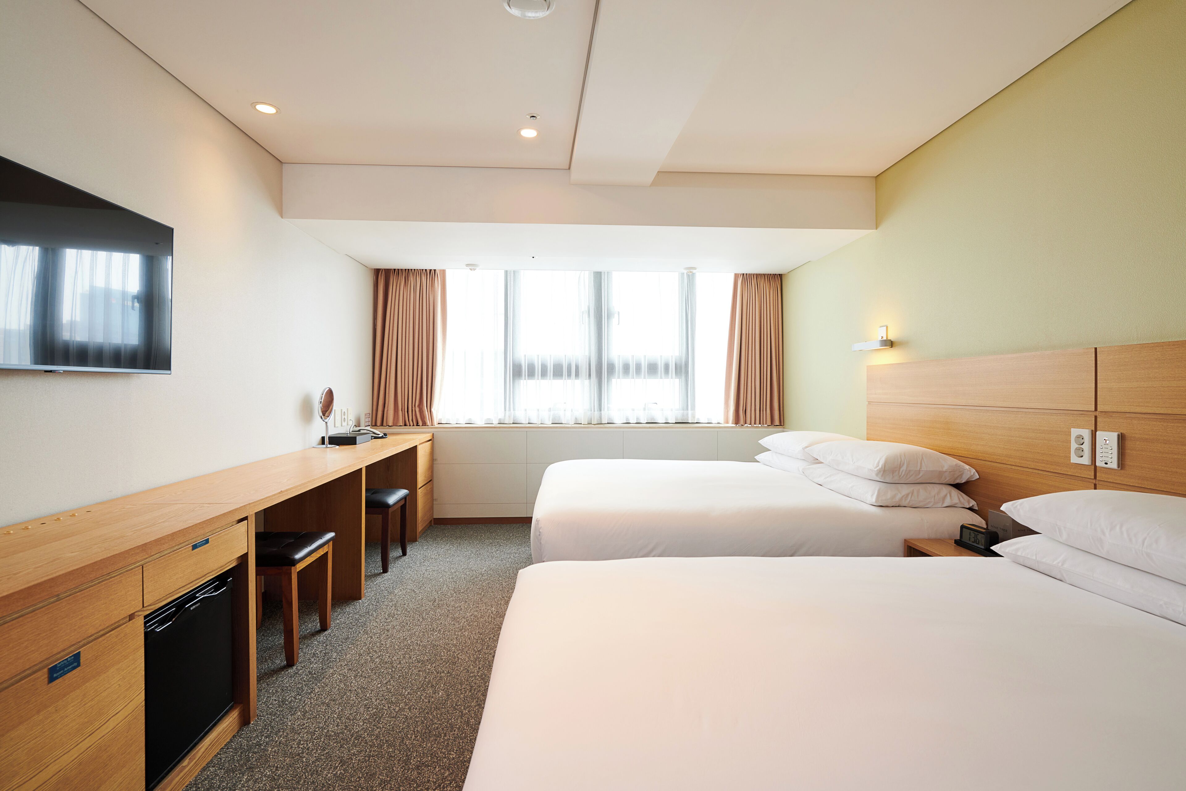 premium bedding, down duvets, in-room safe, desk