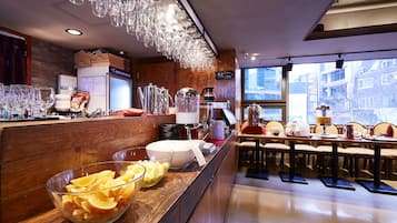 Petit déjeuner buffet (25000 KRW par personne)