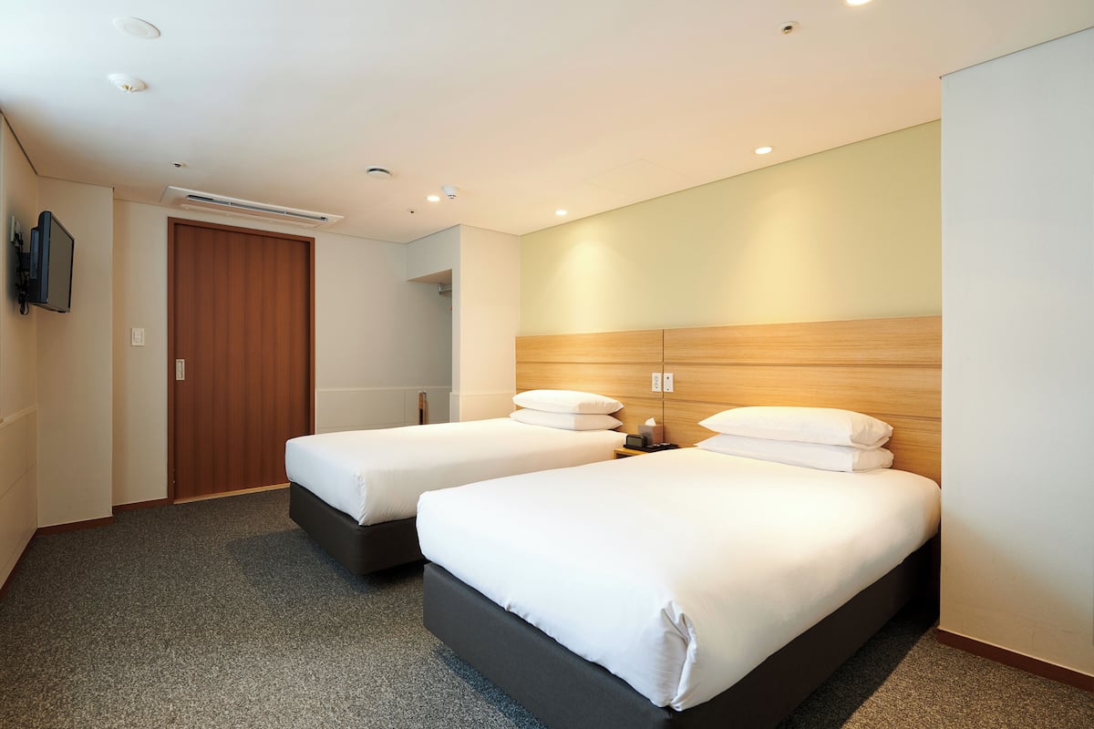 디럭스 트윈룸, 장애인 지원 (2 Single Beds) | 고급 침구, 오리/거위털 이불, 객실 내 금고, 책상