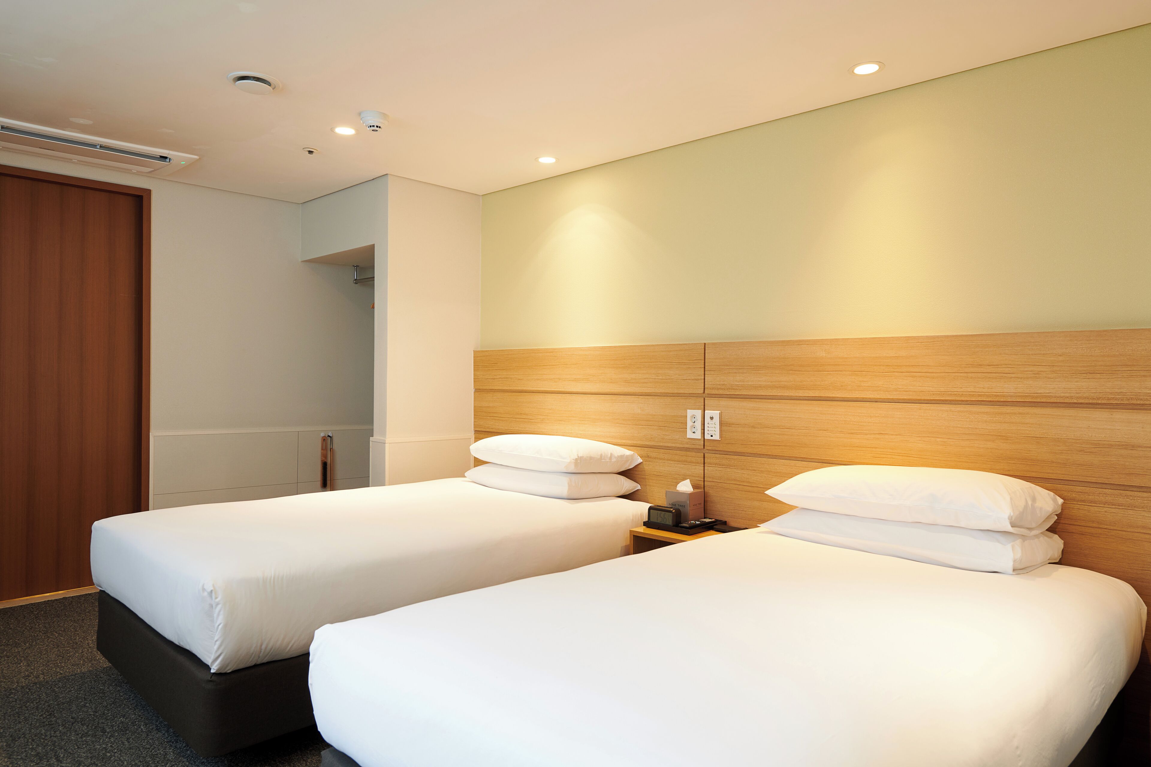 deluxe twin room, accessible (2 single beds) | premium bedding, down duvets, in-room safe, desk