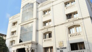 Un edificio de varios pisos con características arquitectónicas clásicas, como columnas y molduras decorativas.