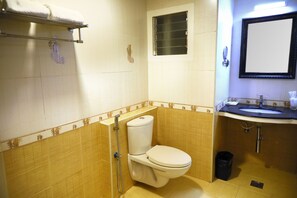 Douche, séchoir à cheveux, bidet, serviettes fournies