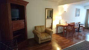 Suite, 1 King Bed, Non Smoking | Minibar, desk, iron/ironing board, WiFi (free) - Hafersons Inn Hotel & Suites (Ciudad Madero)
