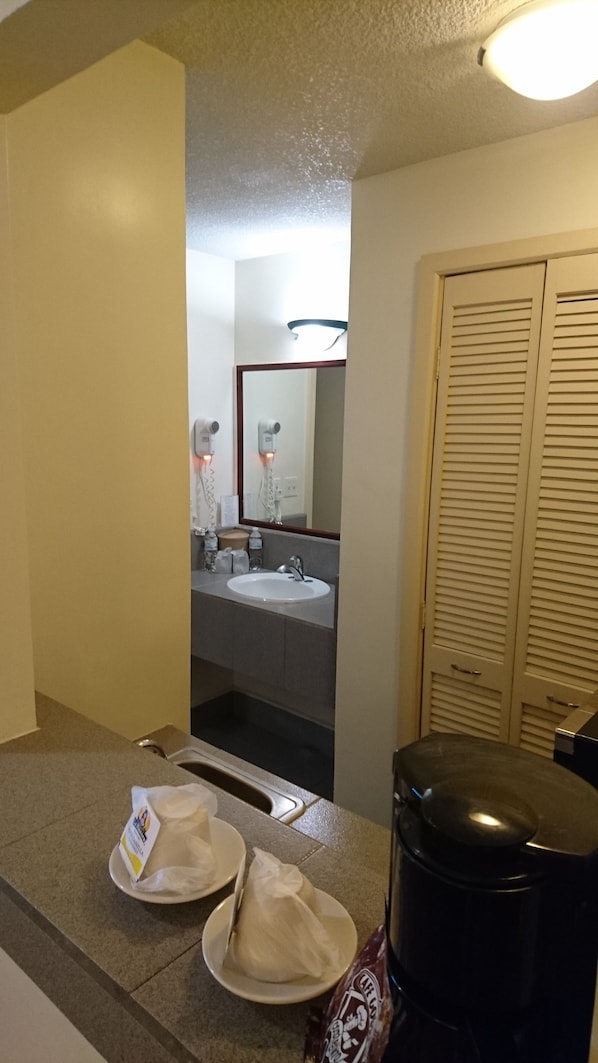 Suite, 1 King Bed, Non Smoking | Bathroom | Shower, hair dryer, towels - Hafersons Inn Hotel & Suites (Ciudad Madero)