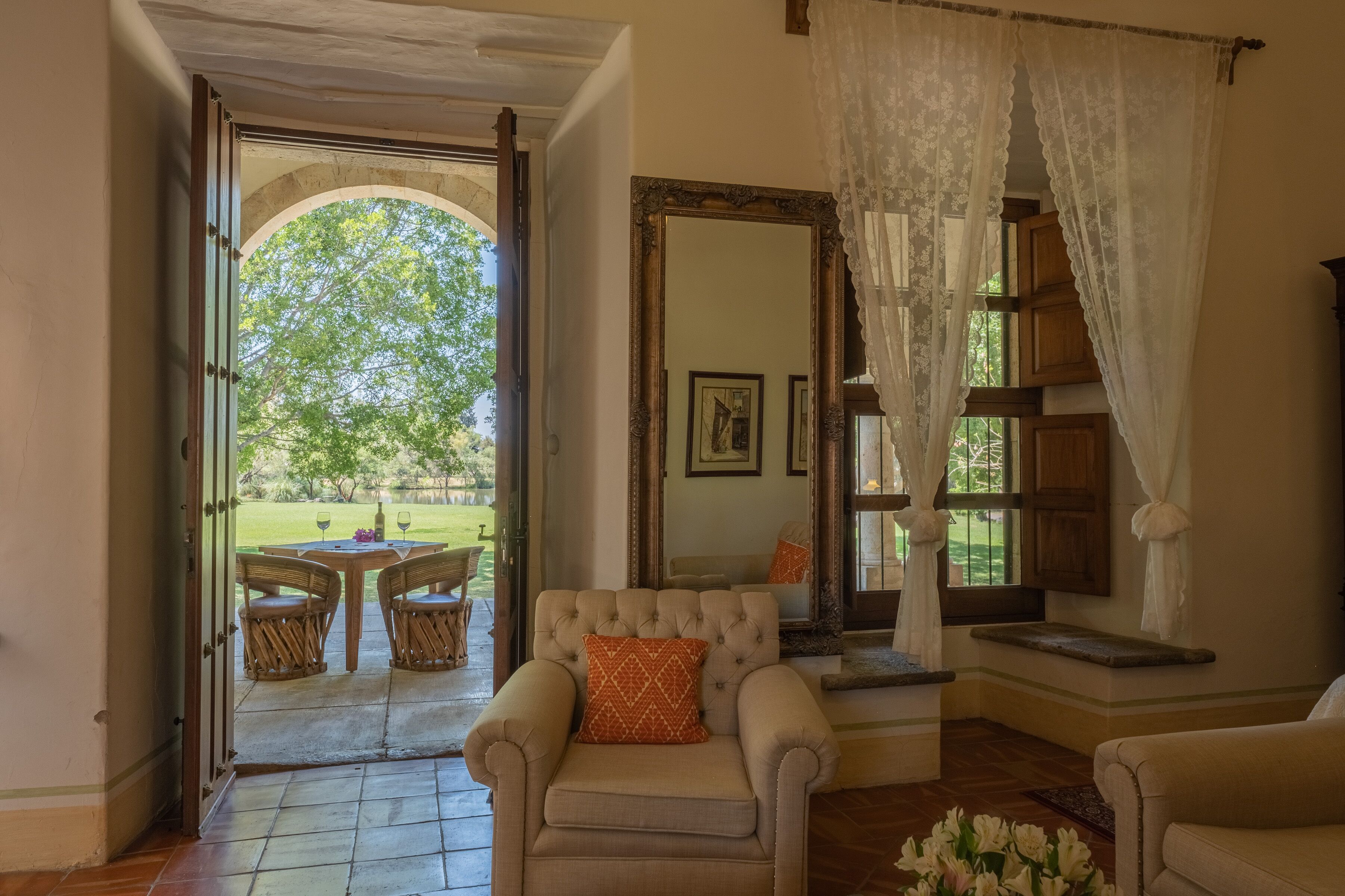 高級套房, 1 張特大雙人床, 湖景 | 客房內保險箱、書桌、免費搖籃/嬰兒床、床單