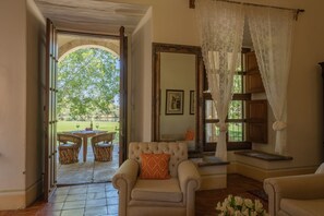 Suite – superior, 1 kingsize-seng, utsikt mot innsjø | Safe på rommet, skrivebord, barnesenger (inkludert) og sengetøy