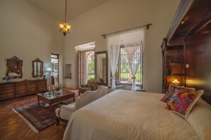Master Suite con Vistas al Lago - 1 King | Caja de seguridad en la habitación, escritorio y cunas gratuitas 