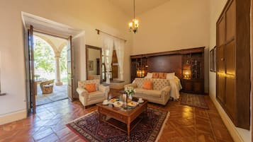 Suíte superior, 1 cama King, vista para o lago | Cofres nos quartos, escrivaninha, berços grátis, roupa de cama