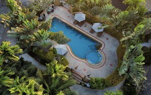 Kolam renang outdoor, dengan kursi berjemur