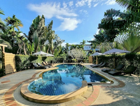 Outdoor pool, open 8:00 AM to 9:00 AM, sun loungers - Phuvara Boutique (Krabi)
