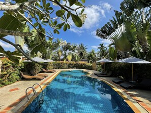 Kolam renang outdoor, dengan kursi berjemur