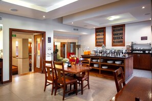 Free daily buffet breakfast  - Best Western Cumbres Inn Cd. Cuauhtémoc (Cuauhtemoc)