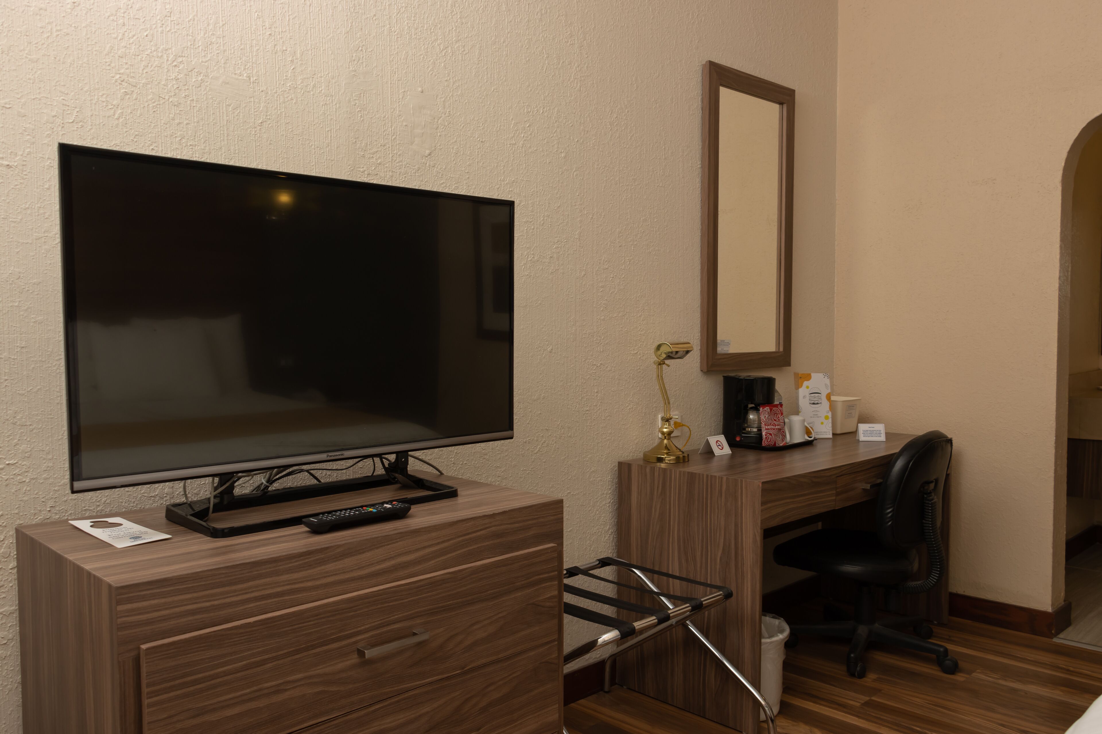 standard room, 1 king bed, non smoking | premium bedding, pillow-top beds, in-room safe, desk