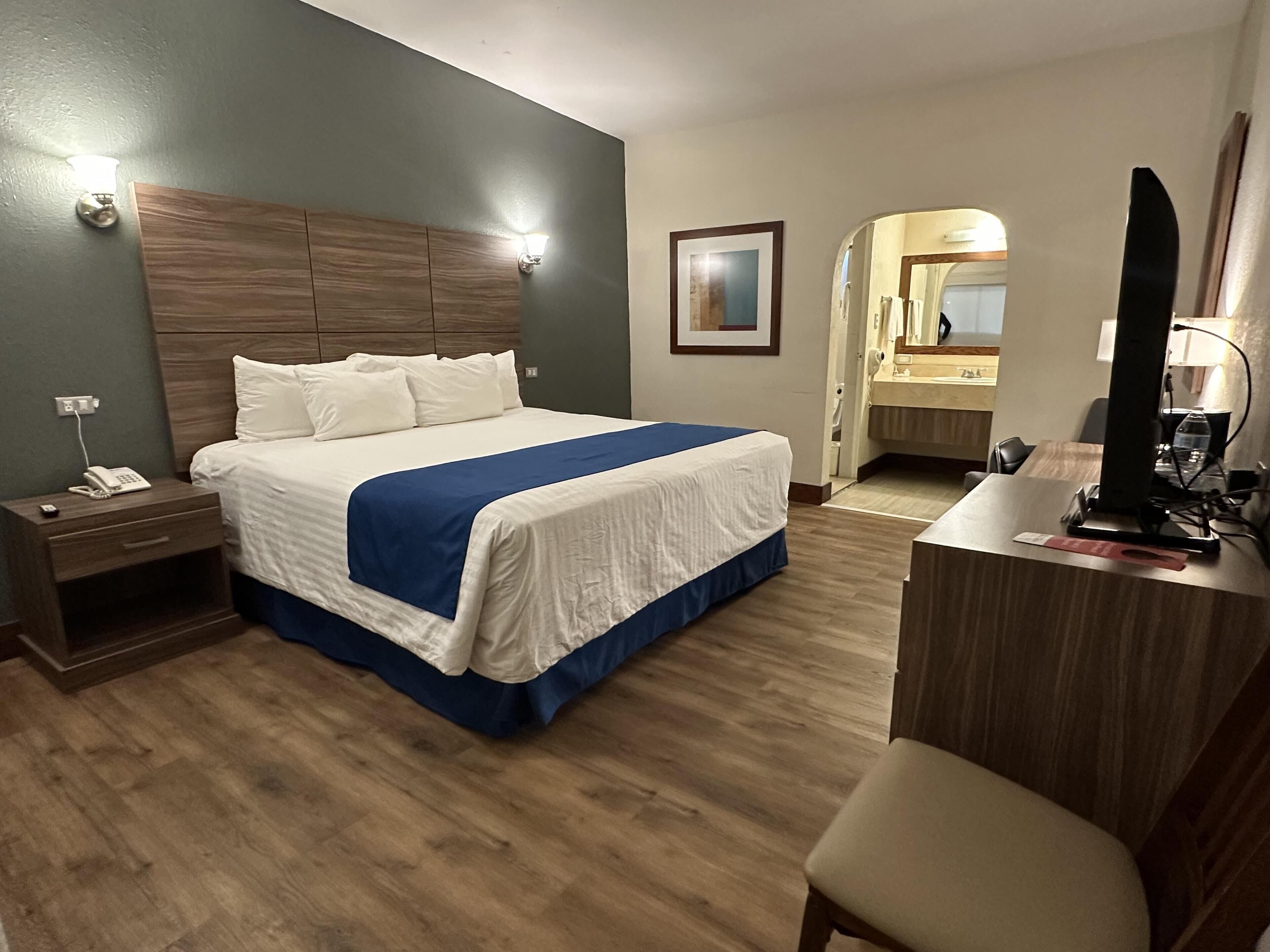 标准房, 1 张特大床, 无烟房 | 高档床上用品、加厚床垫、客房内保险箱、办公桌