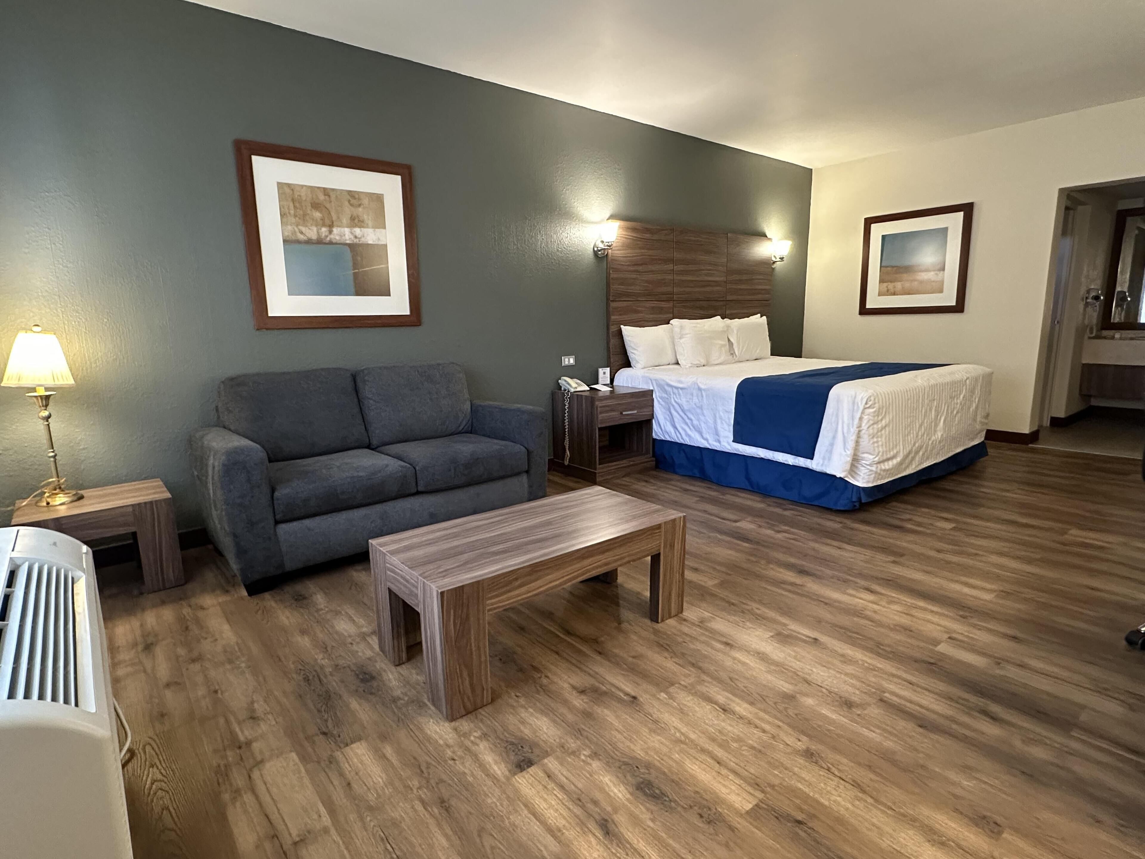 套房, 1 张特大床, 无烟房, 冰箱和微波炉 | 高档床上用品、加厚床垫、客房内保险箱、办公桌