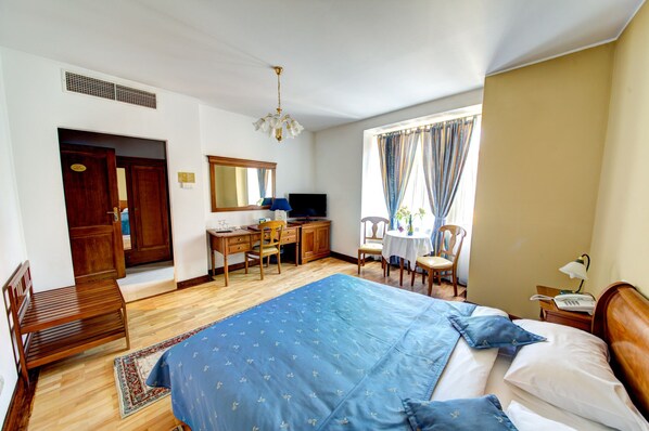 أسرّة بطبقة علوية مريحة وميني بار وطراز فريد لكل وحدة ومكتب