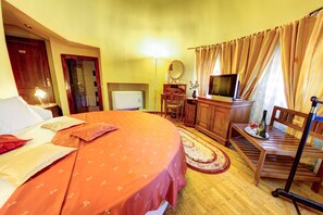 Pillowtop beds, minibar, individually furnished, desk - Hotel Reginetta 2 (Bucharest)