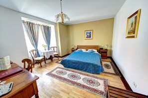 Camas com colchões pillow-top, frigobar, individualmente mobiliados