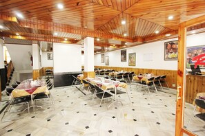 حيث تُقدم وجبات الإفطار، الغداء، العشاء، الأطباق العالمية