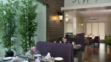 Se sirven desayunos, comidas, cenas y cocina india con vista al jardín