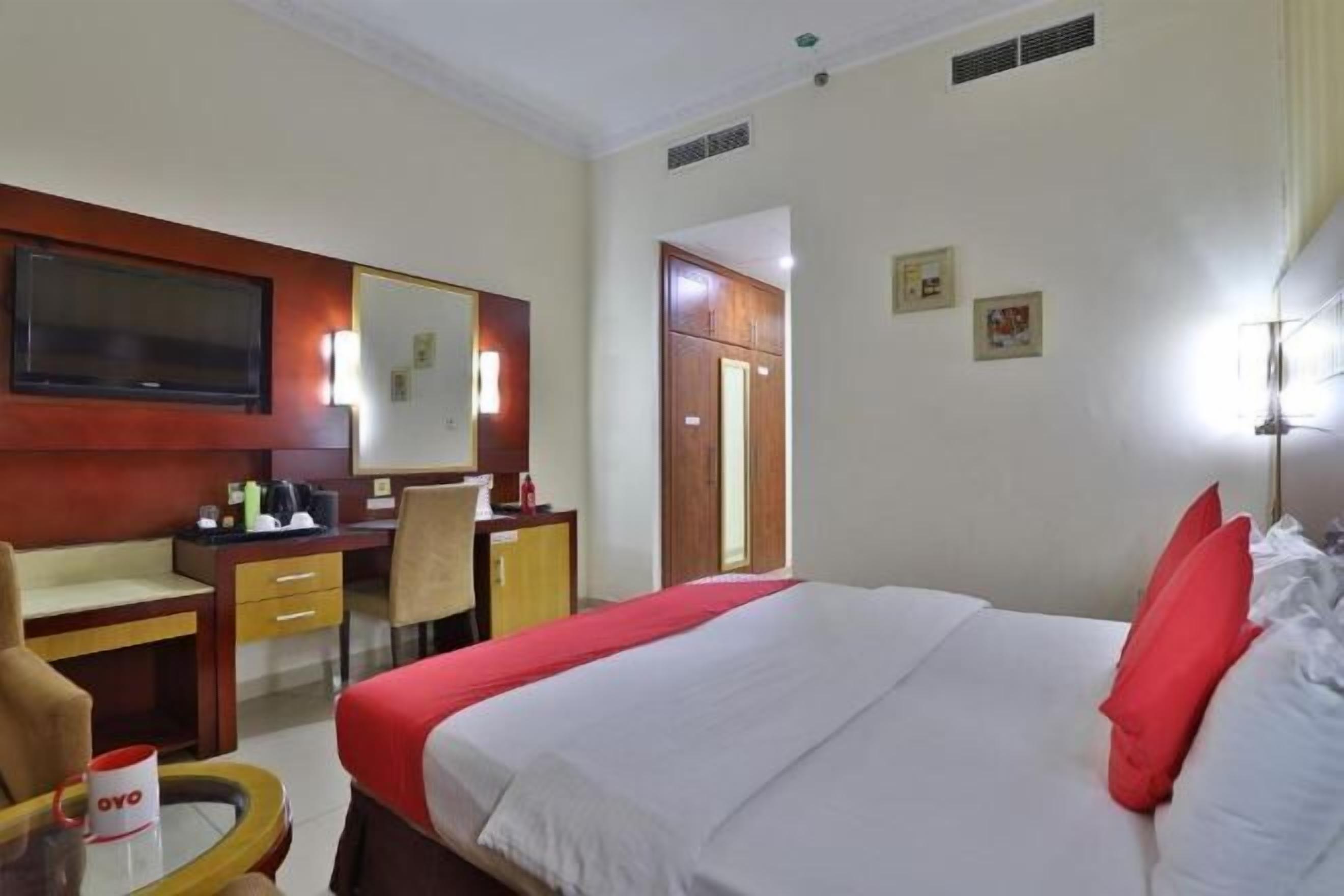 มินิบาร์, ตู้นิรภัยในห้องพัก, โต๊ะทำงาน, ห้องเก็บเสียง