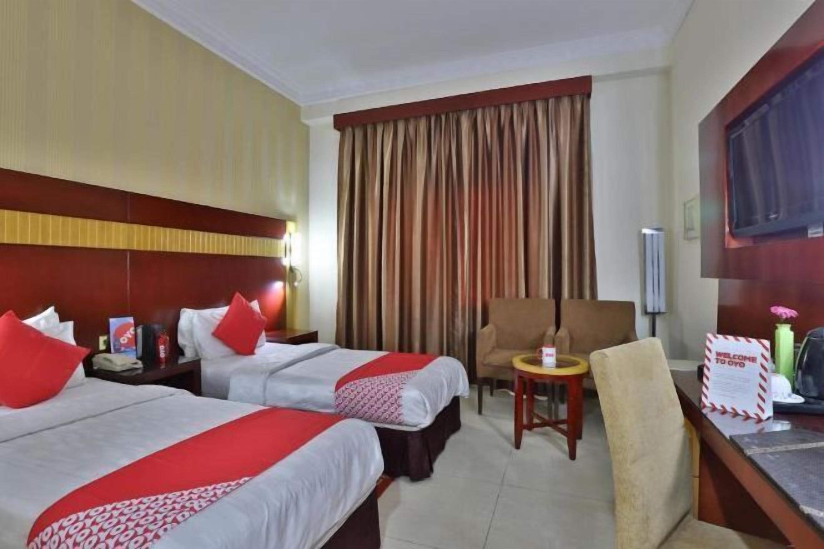 มินิบาร์, ตู้นิรภัยในห้องพัก, โต๊ะทำงาน, ห้องเก็บเสียง