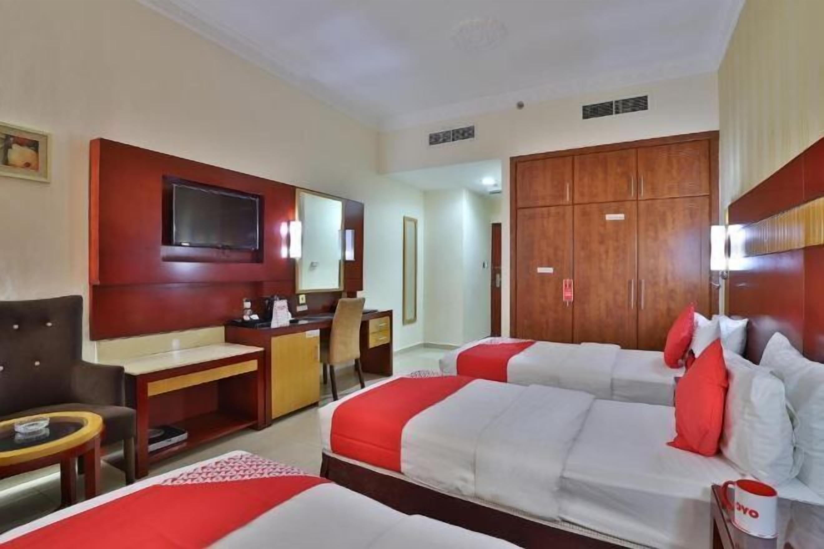 มินิบาร์, ตู้นิรภัยในห้องพัก, โต๊ะทำงาน, ห้องเก็บเสียง