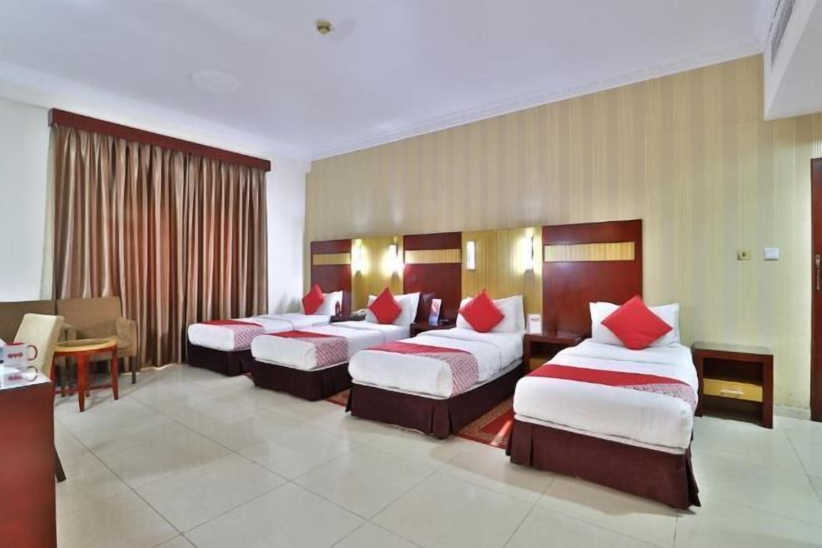 มินิบาร์, ตู้นิรภัยในห้องพัก, โต๊ะทำงาน, ห้องเก็บเสียง