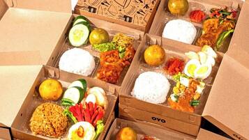 Daily buffet breakfast (AED 25 per person)