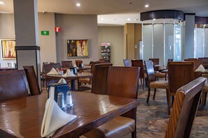 Lunch and dinner served, international cuisine - Best Western Premier Monterrey Aeropuerto (Apodaca)