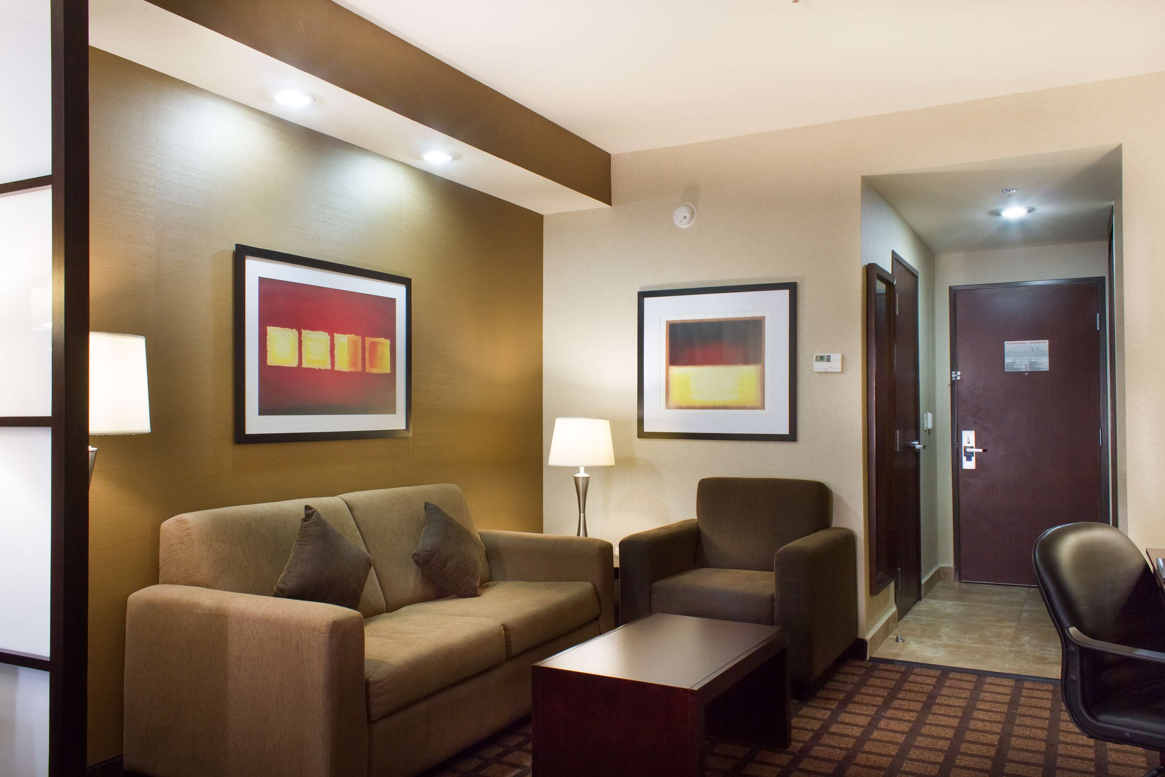 Phòng Suite, 1 giường cỡ king, không hút thuốc, lò vi sóng (with Sofabed) | Bộ đồ giường cao cấp, chăn bông, minibar, két bảo mật tại phòng 