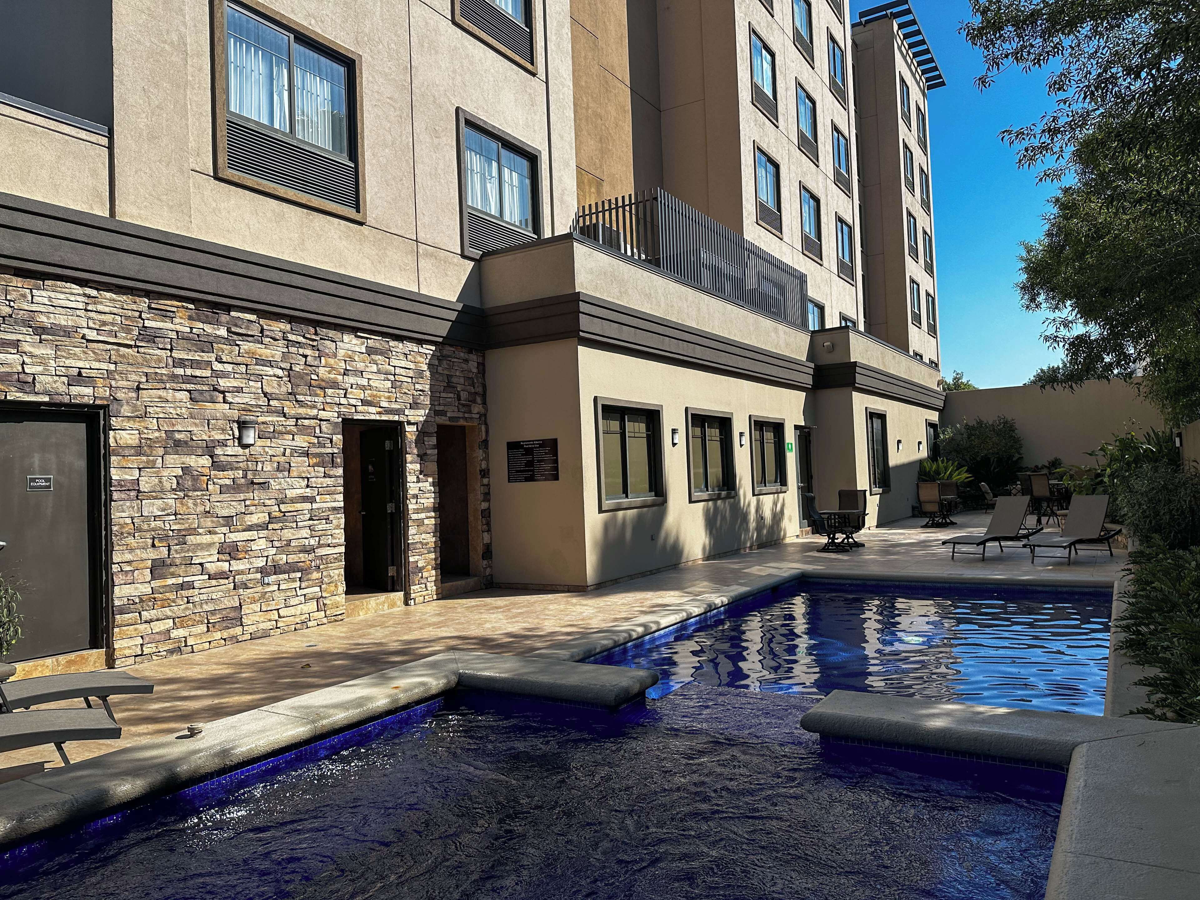 outdoor pool, open 7:00 am to 10:00 pm, pool loungers