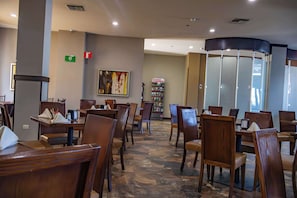 Lunch and dinner served, international cuisine