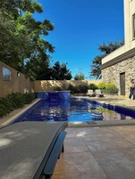 Una piscina al aire libre (de 07:00 a 22:00), tumbonas