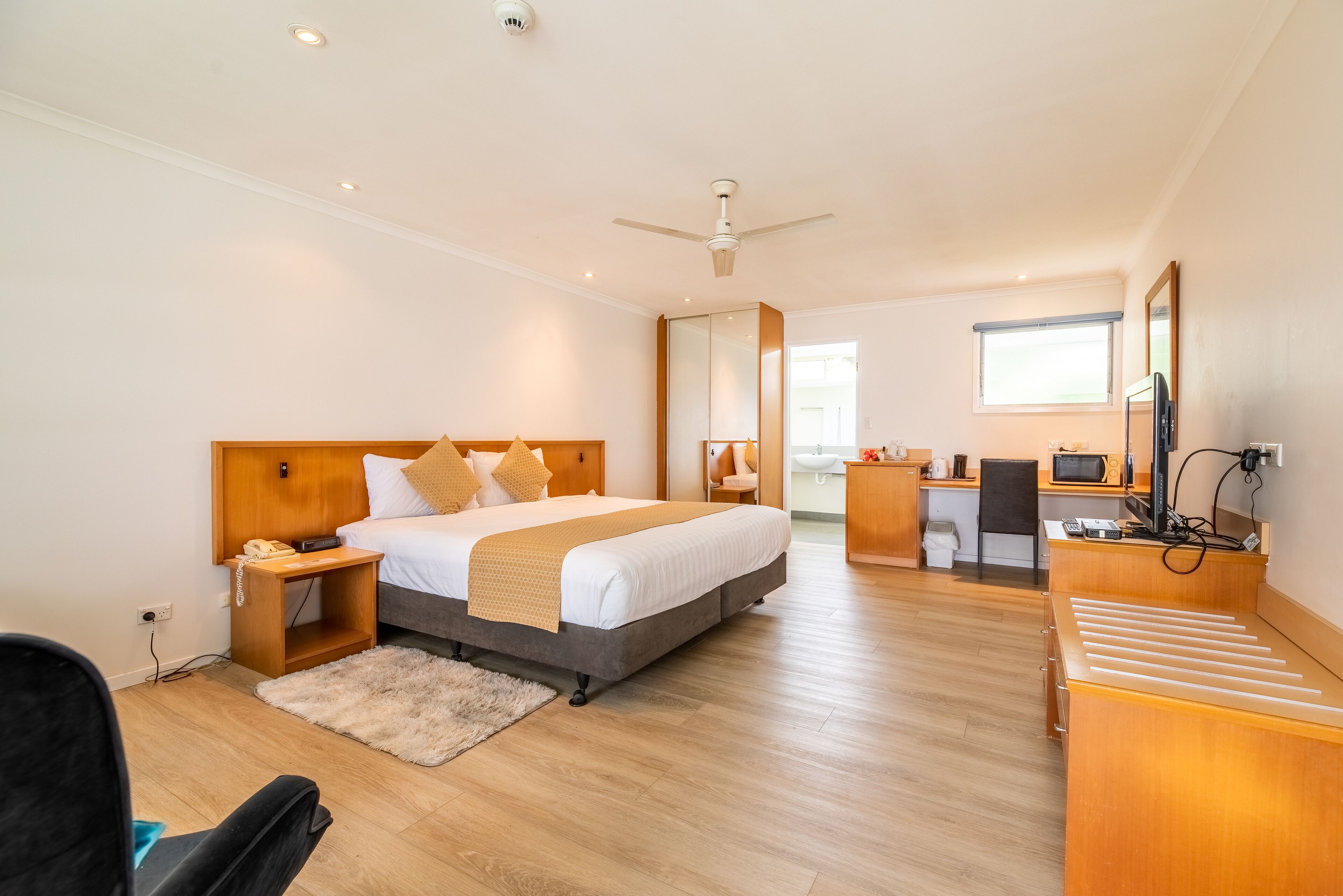 superior room | 1 bedroom, pillow-top beds, desk, laptop workspace