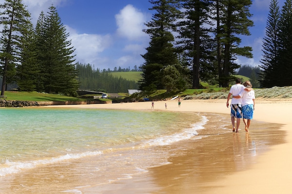 Pantai di sekitar, pasir putih, dan antar-jemput ke pantai