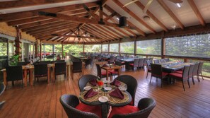 Frühstück, Mittagessen, Abendessen, lokale Küche, Blick auf den Garten 