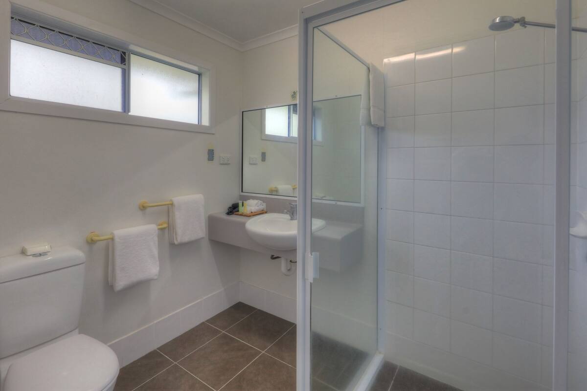 superior room | bathroom | shower, free toiletries, hair dryer, towels