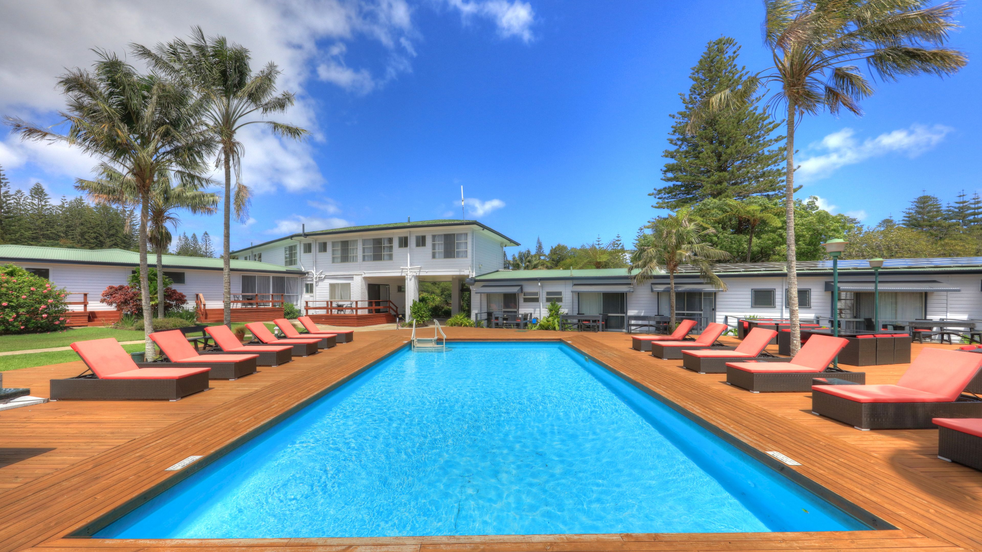 สระว่ายน้ำกลางแจ้ง, ร่มริมสระว่ายน้ำ, เก้าอี้อาบแดดริมสระ