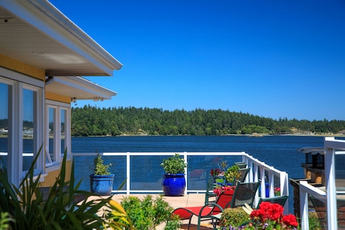 Birds of a Feather Victoria Oceanfront Studio Suites