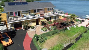 Front of property - Birds of a Feather Victoria Oceanfront Studio Suites (Victoria)