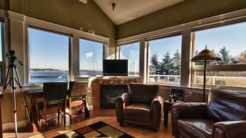Honeymoon Suite, 1 King Bed, Fireplace, Ocean View | 1 bedroom, hypo-allergenic bedding, pillowtop beds